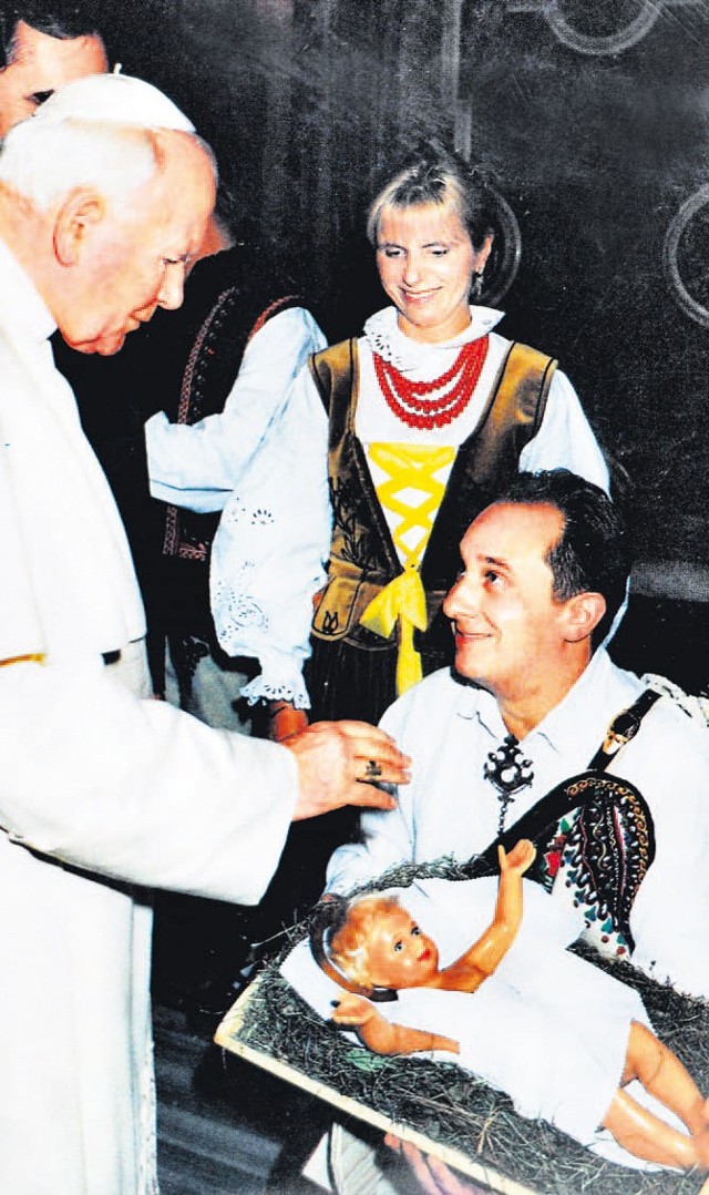Watykan, przed Bożym Narodzeniem 1996 r.  Andrzej Gut Mostowy z żoną Bożeną wręcza Janowi Pawłowi II symboliczny żłóbek z małym Jezuskiem