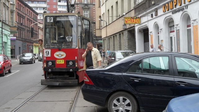 Samochody blokują wagony tramwajowe