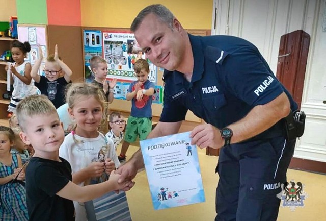Głuszycki policjant odwiedza dzieci w placówkach oświatowych na terenie powiatu w ramach akcji „Bezpieczna droga do szkoły