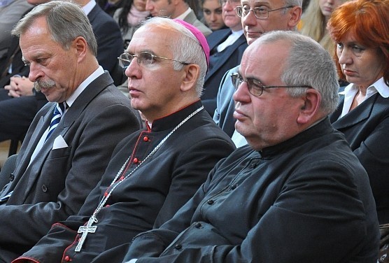 Od lewej: Marcin Zamoyski - prezydent miasta Zamościa, ks....