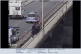 Malbork. Policjanci zapobiegli próbie samobójczej. Uratowali mężczyznę, który chciał skoczyć z mostu