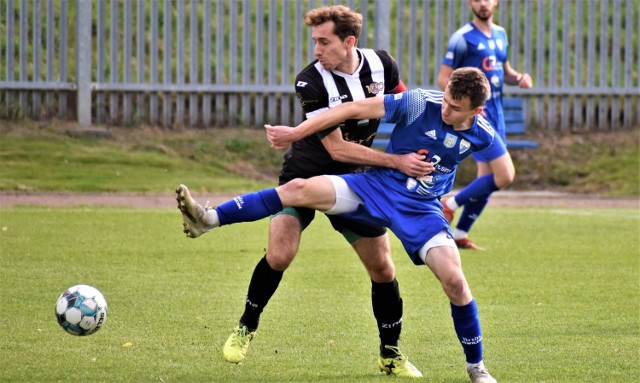 IV liga piłkarska w Małopolsce, grupa zachodnia: Unia Oświęcim - Dalin Myślenice 1:1. Jakub Górecki (Dalin Myślenice, w biało-czarnej koszulce) w starciu z oświęcimianinem Jakubem Antkiewiczem.