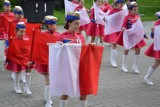 Koncert orkiestry dętej i taniec z flagami w Dzień Flagi Rzeczypospolitej Polskiej w Stalowej Woli. Zobacz zdjęcia