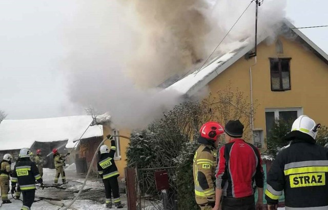 Spaleniu uległ dach domu, ogień zrobił też spustoszenie wewnątrz budynku