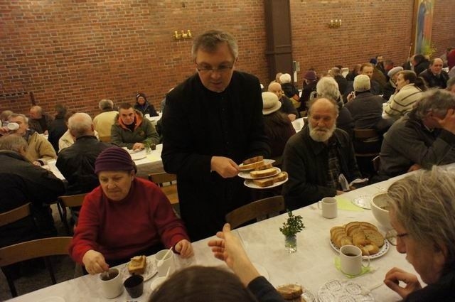 Poznań: Wielkanocne śniadanie w Caritas [ZDJĘCIA FILM] 