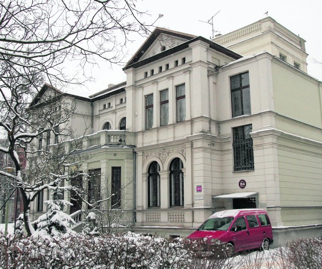Neoklasycystyczna willa Oskara Schweikerta z belwederem powstała, wskutek rozbudowy, w latach 1909-10