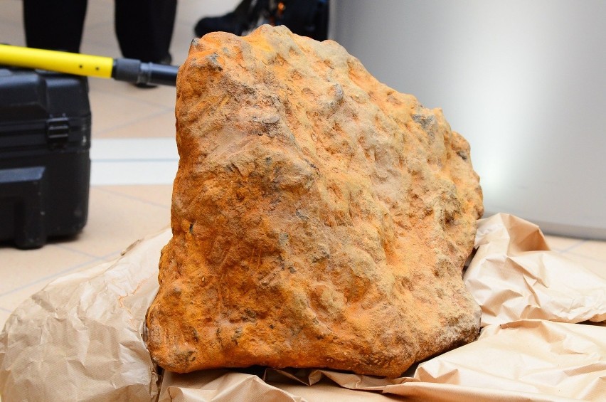 Meteoryt waży 300 kg i jest największym tego typu "kawałkiem...