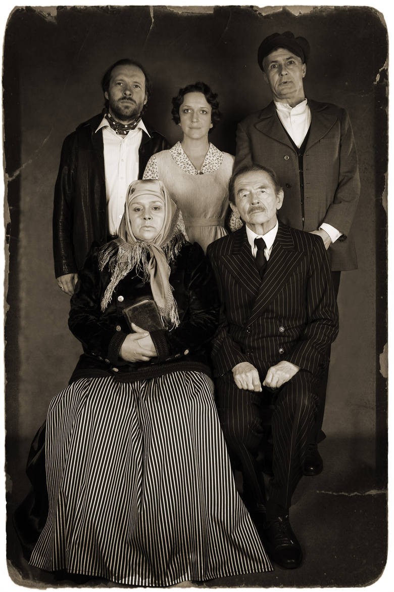 Portret teatralnej rodziny Basistów, na dole dziadkowie, na...