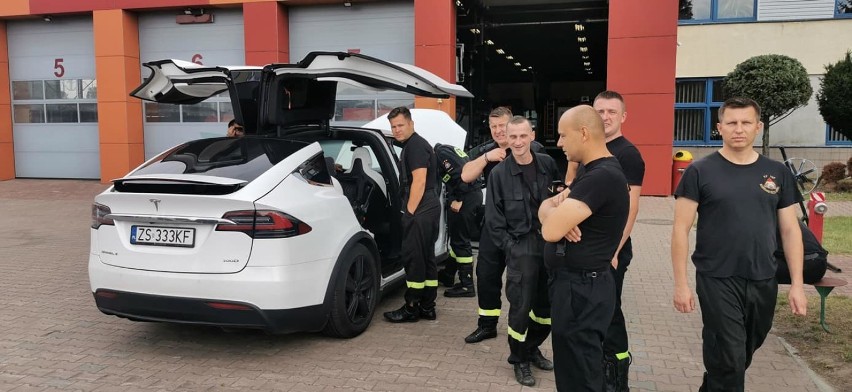 Wypożyczalnia samochodów elektrycznych Tesla Rent szkoliła stargardzkich strażaków
