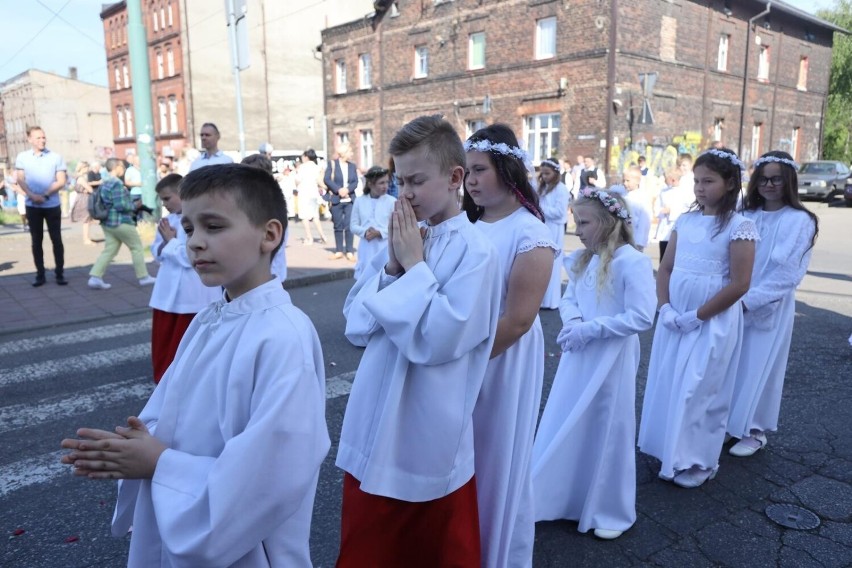 Zobacz kolejne zdjęcia. Przesuwaj zdjęcia w prawo - naciśnij...