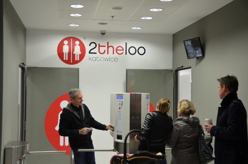Nowy dworzec w Katowicach: Informacji o mieście brak, ale kolejki są [NOWE ZDJĘCIA]