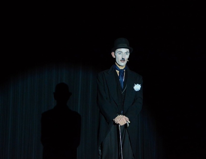 „Być jak Charlie Chaplin" - Mateusz Deskiewicz zaprezentował swój monodram w Białej Podlaskiej
