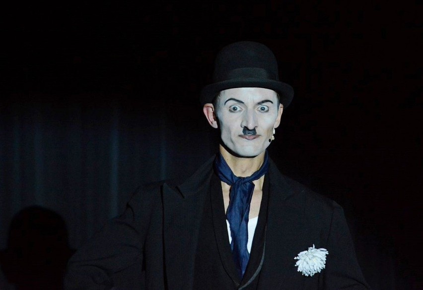 „Być jak Charlie Chaplin" - Mateusz Deskiewicz zaprezentował swój monodram w Białej Podlaskiej