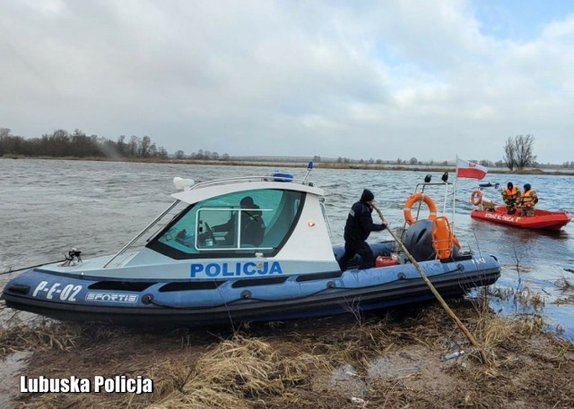 Policjanci i strażacy od kilku dni przeszukują okolice Kłopotowa