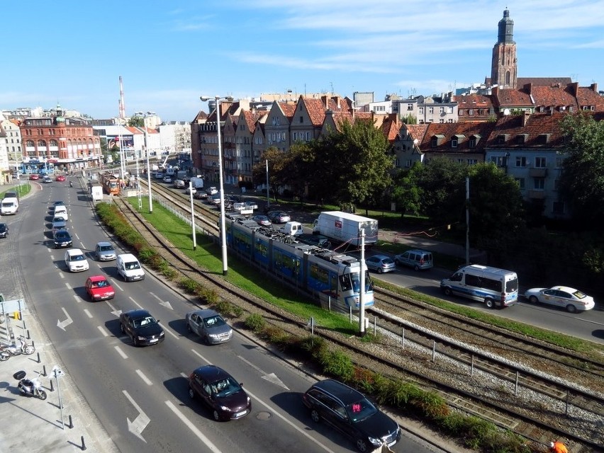 Wrocław: Korki na kilku ulicach. Na Kazimierza wciąż montują ITS (ZDJĘCIA)