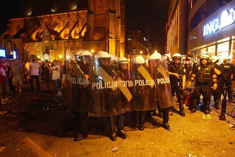 Zamieszki we Wrocławiu: Bójka pseudokibiców z policją (ZDJĘCIA, FILM)