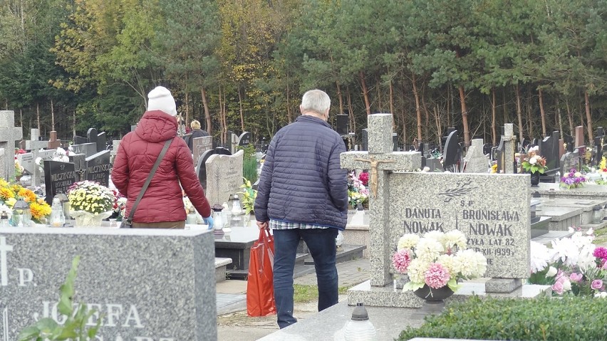 Cmentarz w Kraśniku. Mieszkańcy już odwiedzają groby swoich bliskich. Zobacz zdjęcia z cmentarza parafialnego w Kraśniku