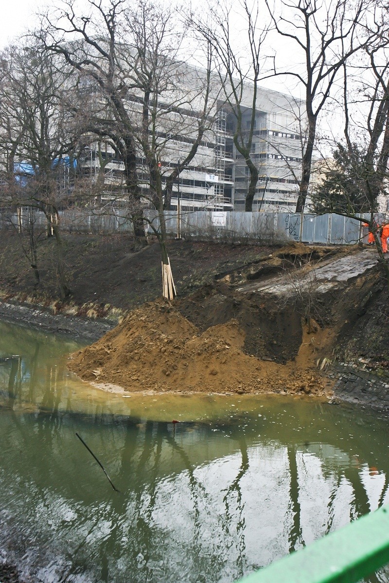 Wrocław: Zasypują fosę, żeby ją zmodernizować (ZDJĘCIA)