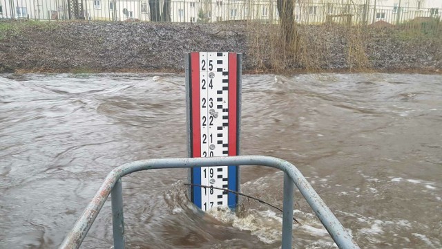 W niedzielny poranek 11 lutego rzeka Łeba w Lęborku wyraźnie przekroczyła stan ostrzegawczy.
