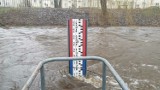 Rzeka Łeba w Lęborku wyraźnie przekroczyła stan ostrzegawczy
