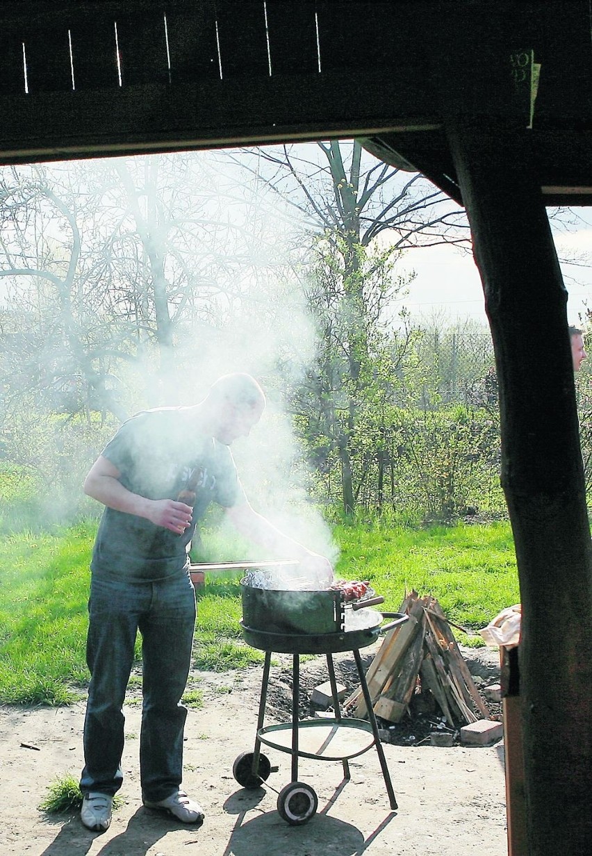 Kłopoty z rozpaleniem grilla nad Odrą