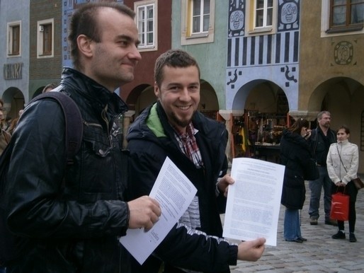 Happening "5 minut dla książki. Czytamy pod chmurką"