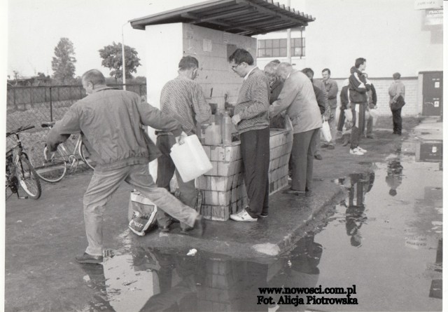 Spragnionych napoić... Kolejka do ujęcia wody przy ulicy Legionów w październiku 1996 roku.

Zobacz także: Kamery na Toruń. 8 widoków z kamer na Toruń [OBRAZ NA ŻYWO, TORUŃ ONLINE]