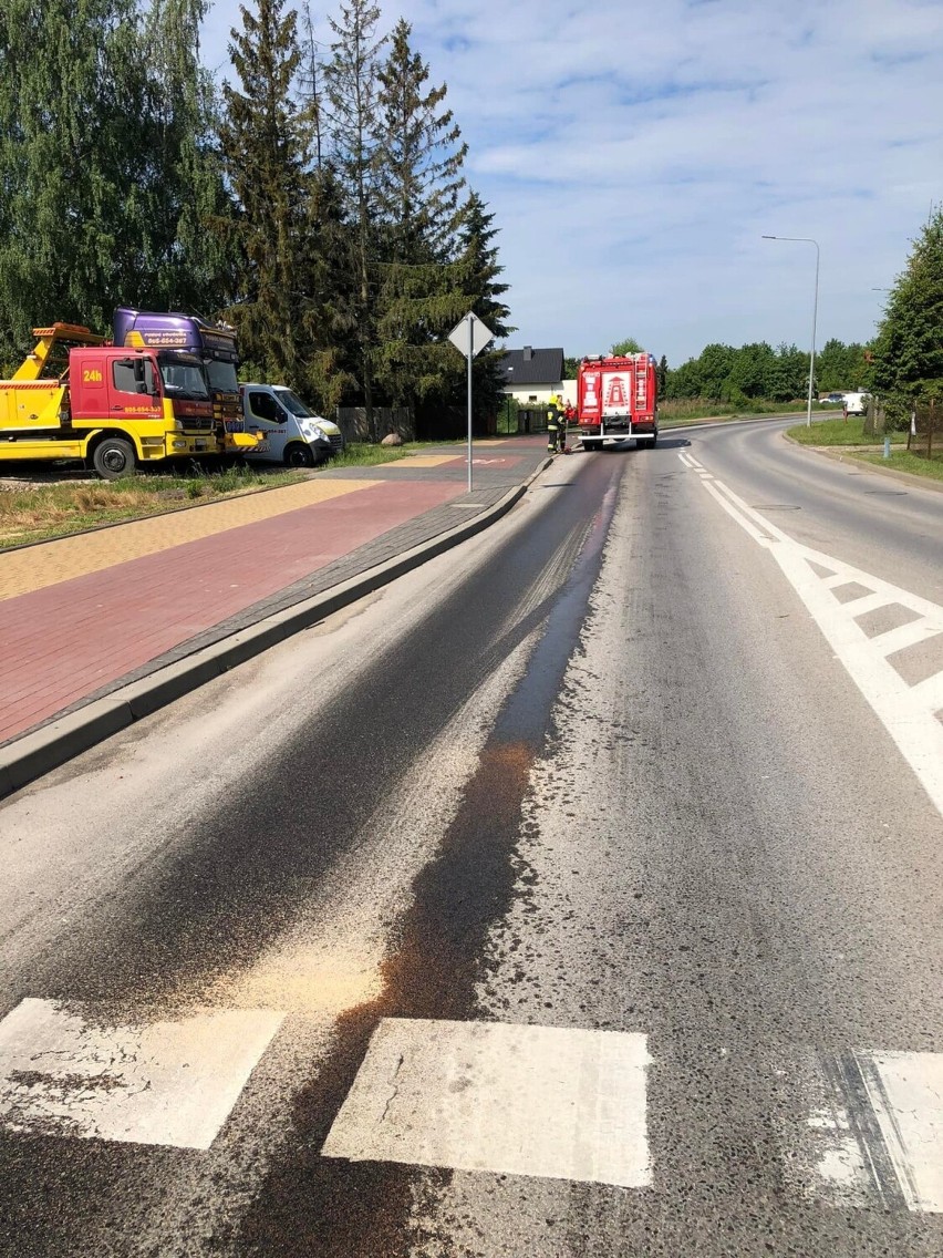 Strażacy czyścili ulicę Słowackiego i Sienkiewicza w Grójcu z plamy oleju