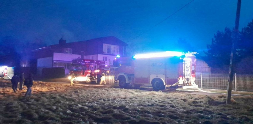 Pożar budynku mieszkalnego w Ropicy Polskiej. Na miejsce zadysponowane zostało kilka jednostek PSP oraz OSP