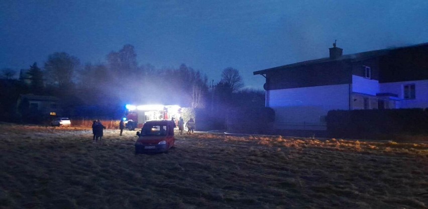 Pożar budynku mieszkalnego w Ropicy Polskiej. Na miejsce zadysponowane zostało kilka jednostek PSP oraz OSP