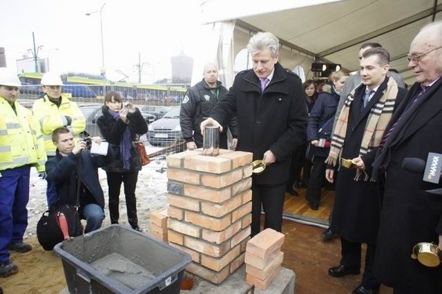 Uroczystość wmurowania kamienia węgielnego pod dworcem PKP.