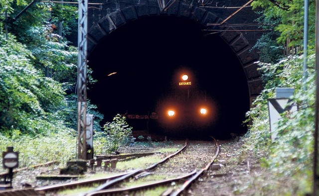 Pociągi jeżdżące z Bielska-Białej do Żywca i odwrotnie korzystają dziś z tego tunelu