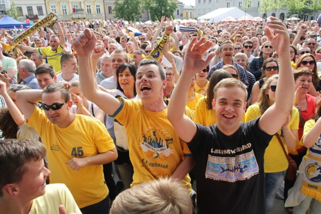 Tak na kieleckim Rynku kibicowano podczas ubiegłorocznego Final Four Ligi Mistrzów.