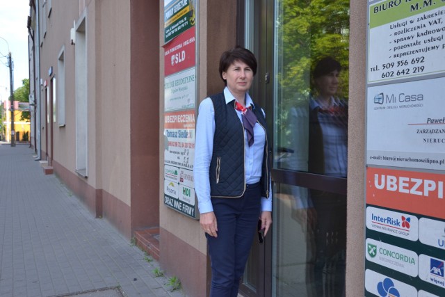 Barbara Danielecka przed siedzibą  Miejskiej Komisji Rozwiązywania Problemów Alkoholowych w Lipnie