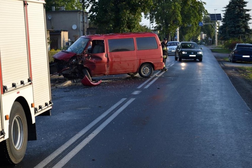 Powiat ostrowski: Bus zderzył się z ciężarówką w Pogrzybowie. Jedna osoba w szpitalu [ZDJĘCIA]