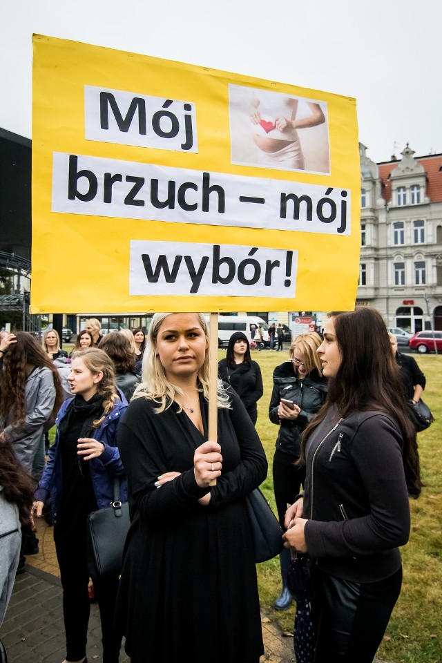 Podczas marszów w regionie panie wspierały się transparentami, miały też czarne balony, żałobne szarfy i usta pomalowane na czarno.