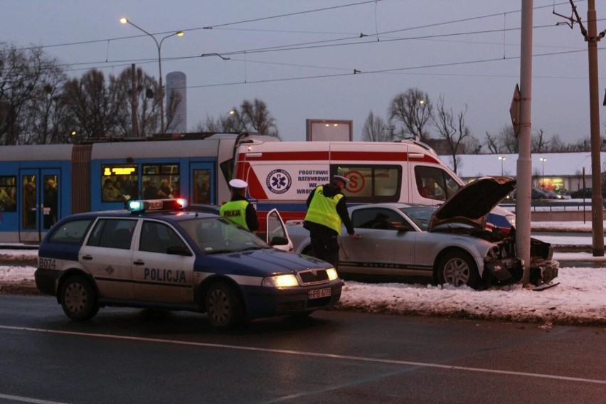Wrocław: Ford mustang uderzył w słup na pl. Strzegomskim (ZDJĘCIA)