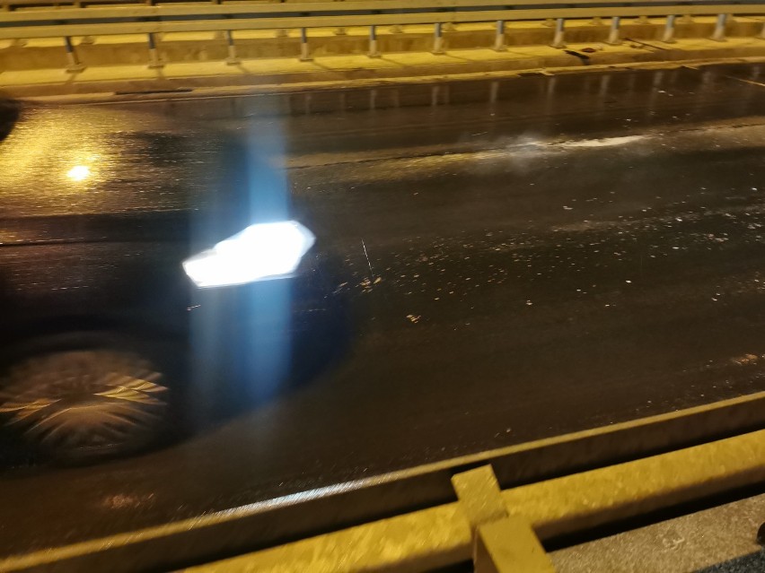 Włocławek. Cztery kolizje na wiadukcie we Włocławku. Siedem samochodów uszkodzonych - szklanka na drogach [zdjęcia]