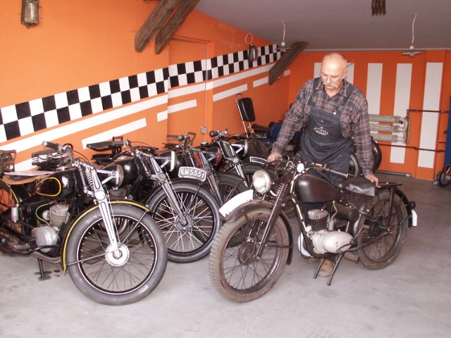 Zbigniew Kopras, prezes Stowarzyszenia "Mikrus" jest kolekcjonerem zabytkowych  motocykli, motorowerów i samochodów