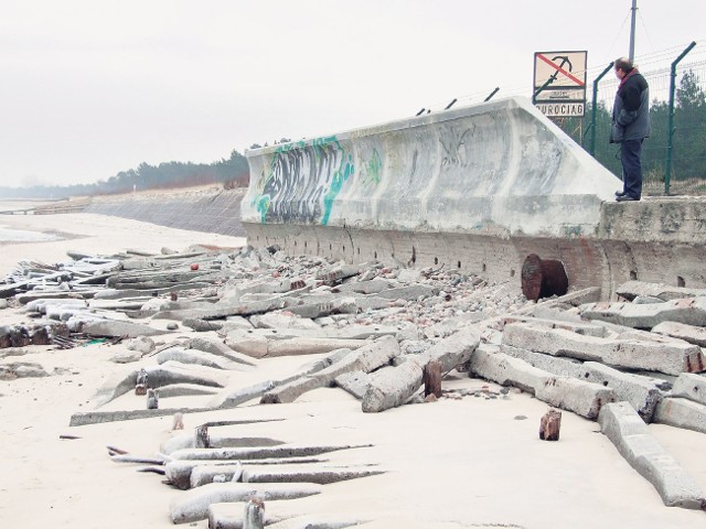 Fale zabrały plażę na półwyspie, ale murowi rady nie dały