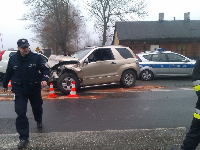 13 osób zostało rannych w zderzeniu busa z samochodem...