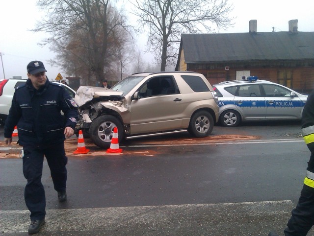 13 osób zostało rannych w zderzeniu busa z samochodem osobowym w Kucinach koło Poddębic na trasie 72.