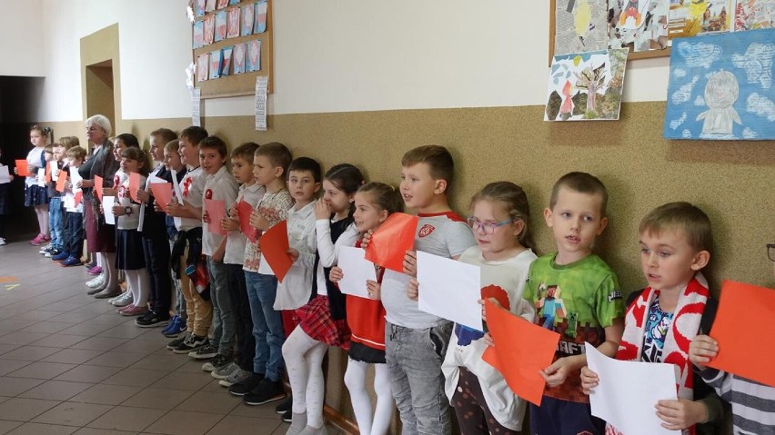 Szkoły w Piotrkowie stanęły do hymnu. Jak uczczono Święto...