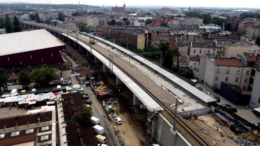 Postępuje rewolucja w centrum Krakowa. Tak kolejarze zmieniają miasto [ZDJĘCIA]