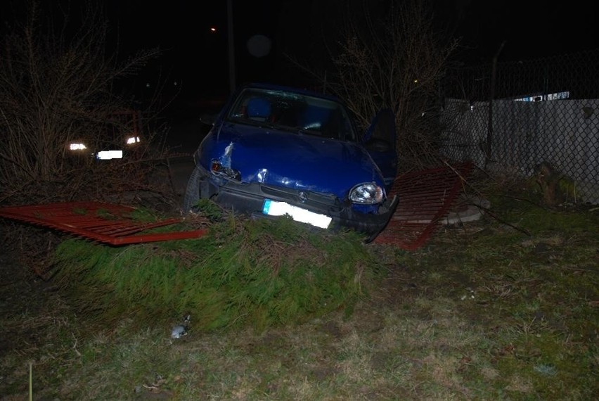 Krasnystaw: Opel rozwalił płot, kierowcy nie było (ZDJĘCIA)