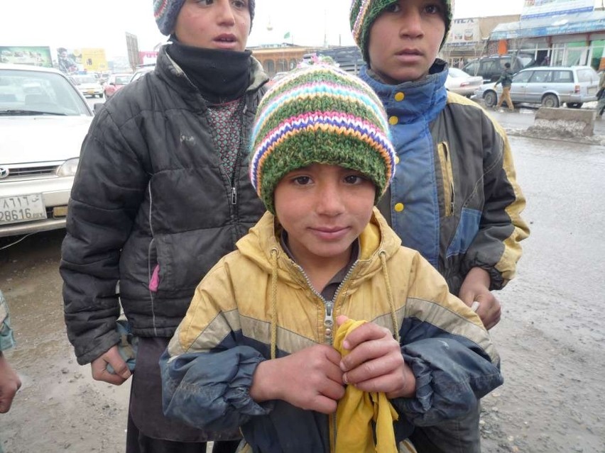 Zdjęcia z przekazania czapek afgańskim dzieciom.