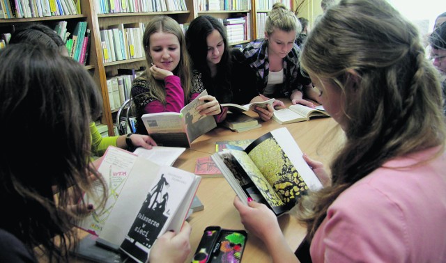 Biblioteka w Gimnazjum nr 9. Młodzież najczęściej wypożycza tu m.in. Coehlo i Whartona