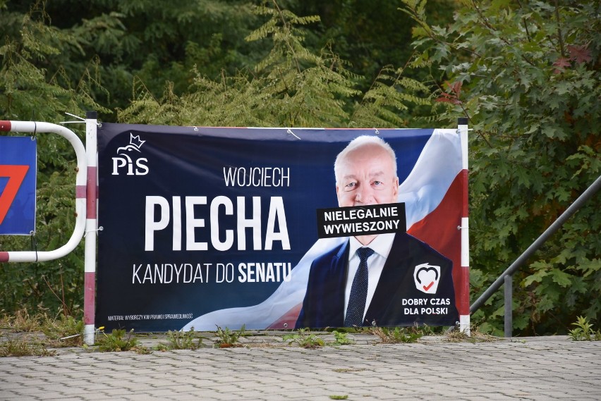 Plakaty kandydatów PiS z naklejką "Nielegalnie wywieszony" w Rybniku