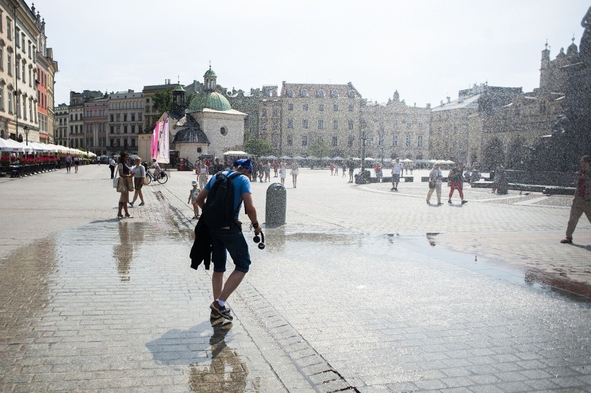 Kraków. Żar leje się z nieba, tak ochładzają się mieszkańcy miasta!