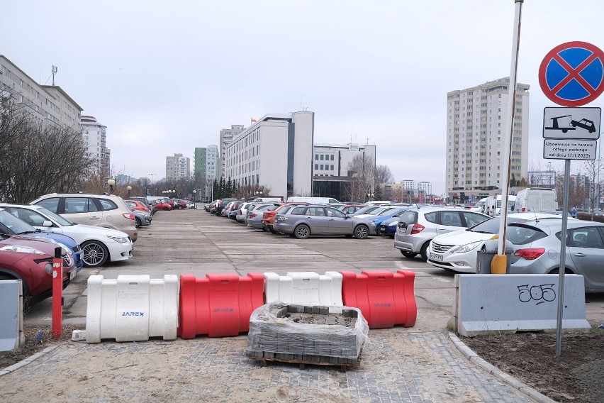 Problem z parkowaniem w Warszawie. Na Targówku parking tymczasowy zamiast obiecywanego P+R. Mieszkańcy rozczarowani sytuacją